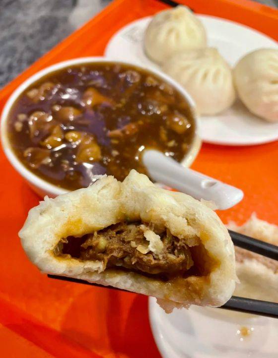 北京早餐的烟火气：一碗炒肝配包子，一个糖油饼