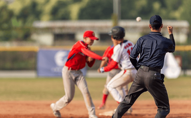 防守漏洞！校园棒球联赛：少年们的 “关键配合” 逆转