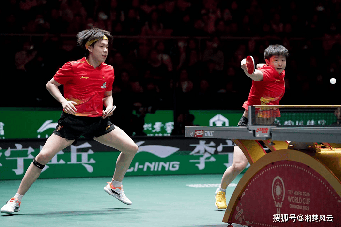 2-1！伊藤美诚高兴早了，王曼昱轰出11：2，伊藤快速变脸